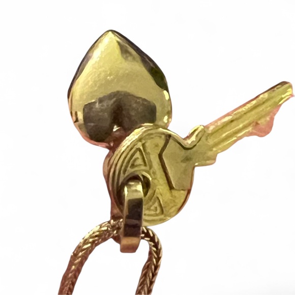 18k solid yellow Gold Heart and Key Pendant Necklace - Picture 5 of 11